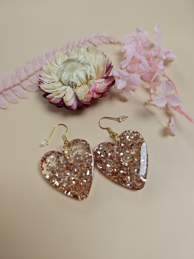 Boucles d&#039;oreilles en résine - Coeurs moyens pailletés roses