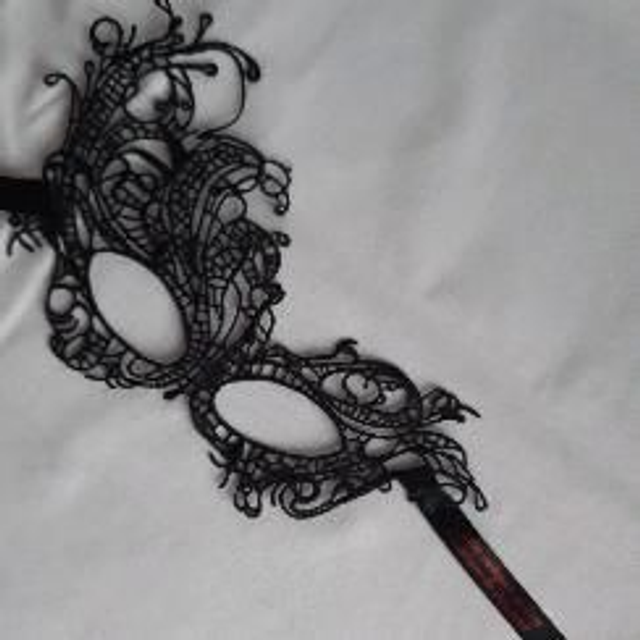 86 - Loup dentelle personn.