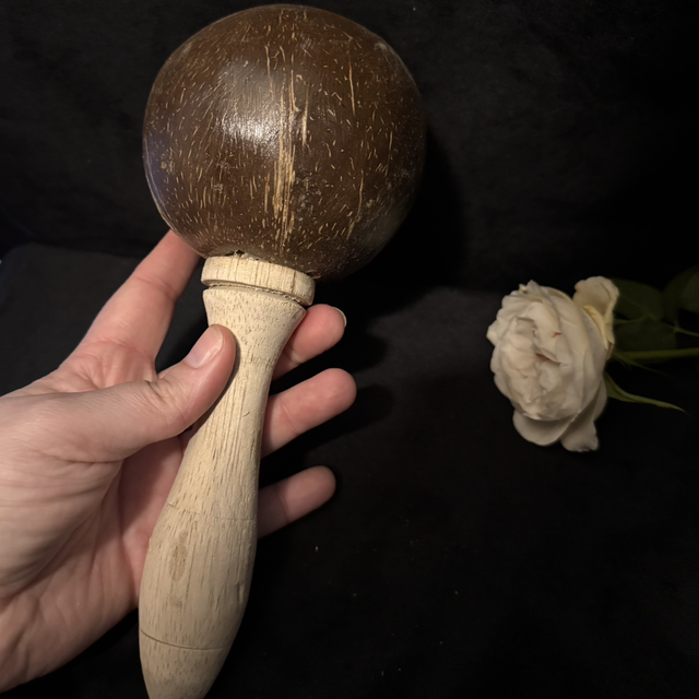 Hochet en noix de coco avec poignée en bois