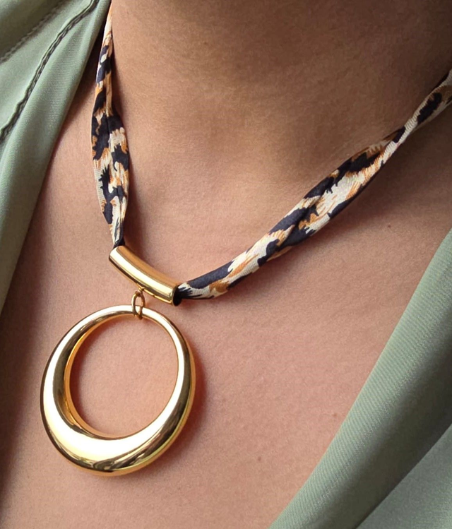 Collier "Eclat" Tissu Motif Animalier Léopard  Cercle en acier inoxydable
