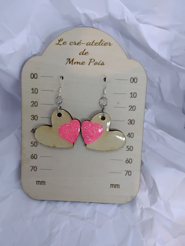 Boucles d’oreilles cœur en bois et résine rose pailletée – Attache crochet en acier inoxydable 