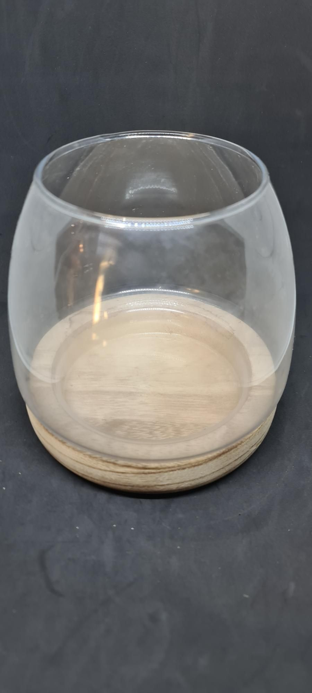 Vase sur socle en bois