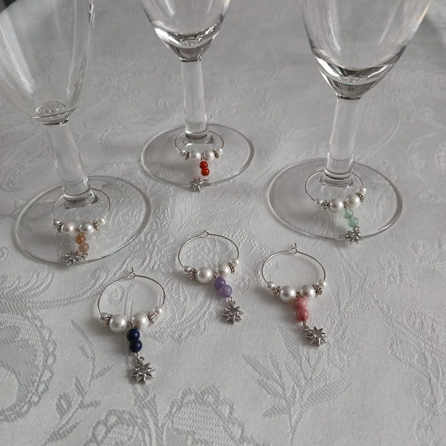 Wijnglas Markeerders (set van 6) met Schelppareltjes, Edelstenen en Zilverkleurige Sterbedel (13.015)