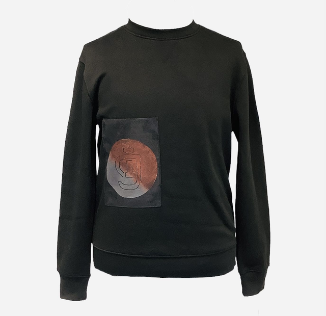 Sweatshirt with suedette front patch pocket featuring centered handprinted Muśe Logo