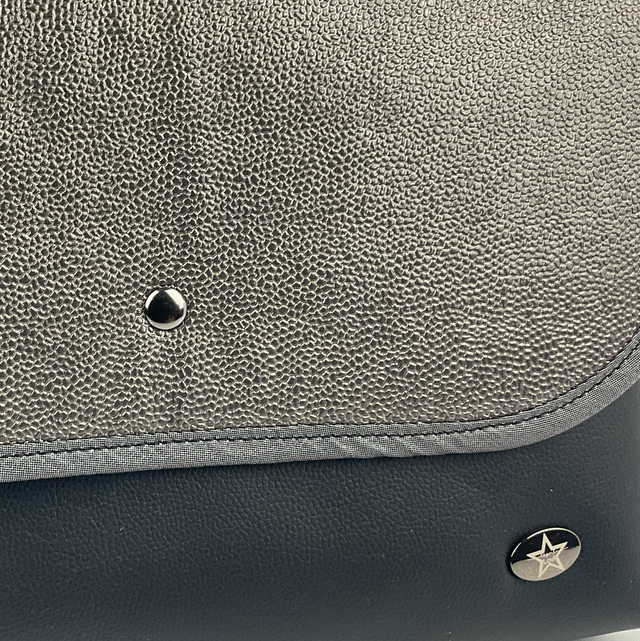 Housse Tablette – Noir & Rabat Texturé Acier