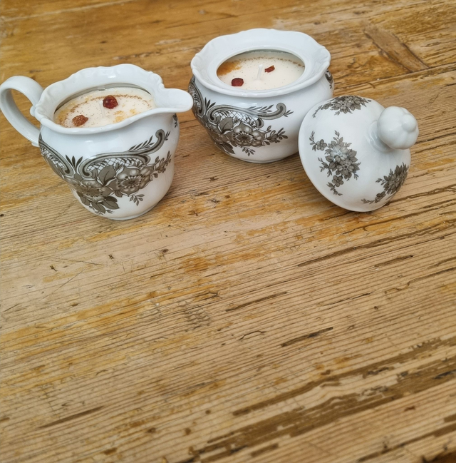 Kerzen in Milchkännchen und Zuckertopf mit Deckel - Unikate