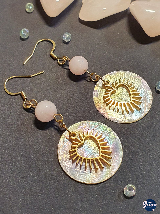 Boucles d&#039;oreilles coeur de nacre et quartz rose