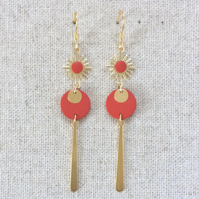 Boucles d’oreilles « Giocoso lungo » dorées, cuir orange vif foncé