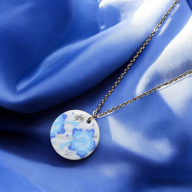 Collier dessiné Flora acier inoxydable bleu saphir clair nacre