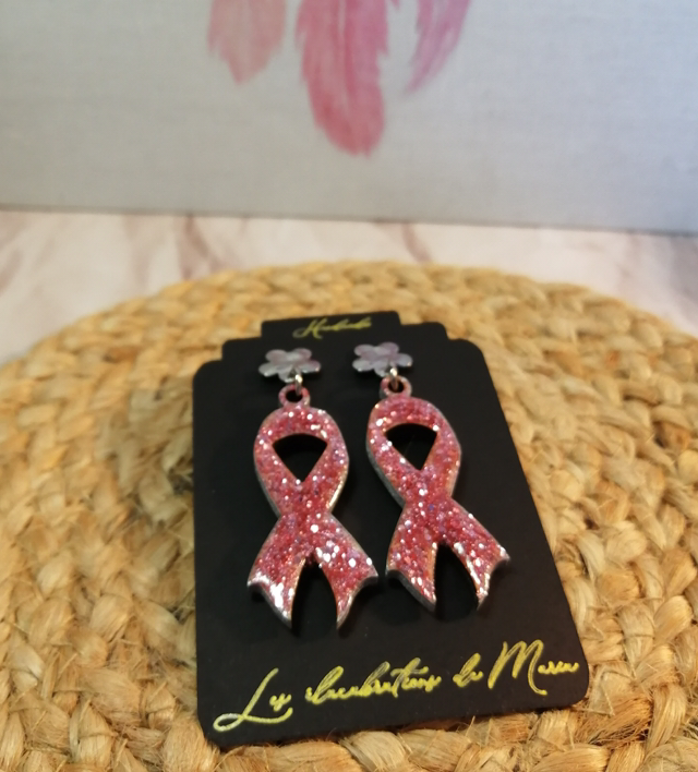 Boucles d&#039;oreilles ruban rose en bois et résine - faites main en France