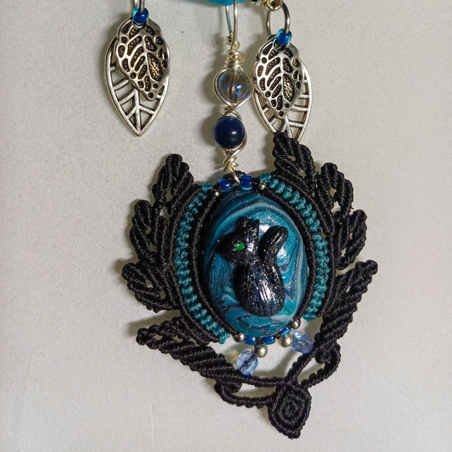Pendentif Le Chacureuil Fimo et micromacramé