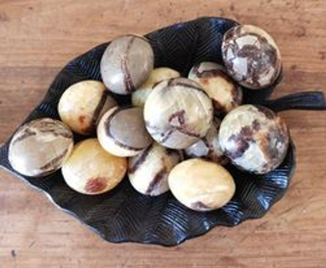 Galet poli de Septaria de Madagascar (environ 4 à 7 cm  )