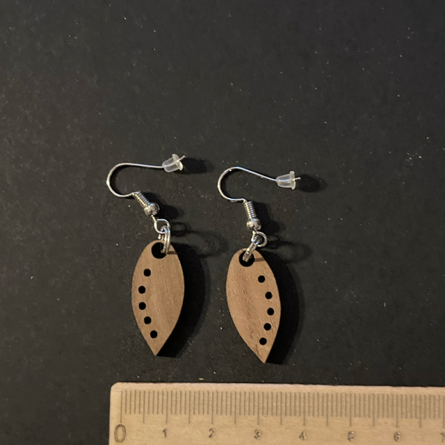 Feuilles à trous en noyer 