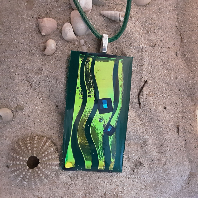 Pendentif rectangle collection tec1 fond bleu vert et décor irisé bandes vertes effet vague et cabochon bleu vert