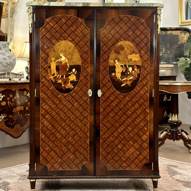 Armário de duas portas estilo Louis XVI 