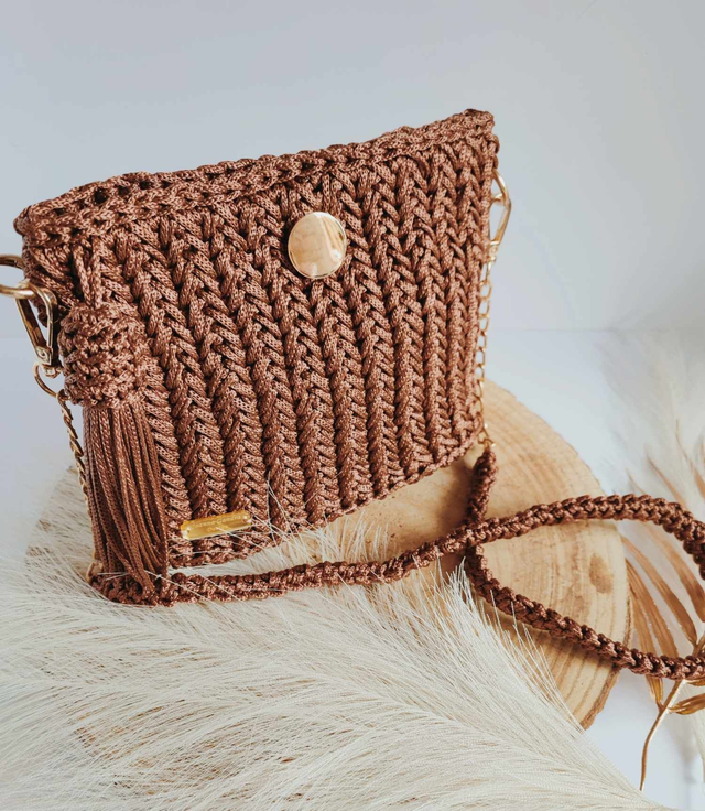 Mini Eva – Petit sac à main en crochet cuivre fait main, base en cuir et fermeture aimantée dorée