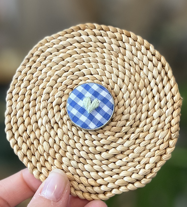 Pin’s vert pale (vichy bleu)