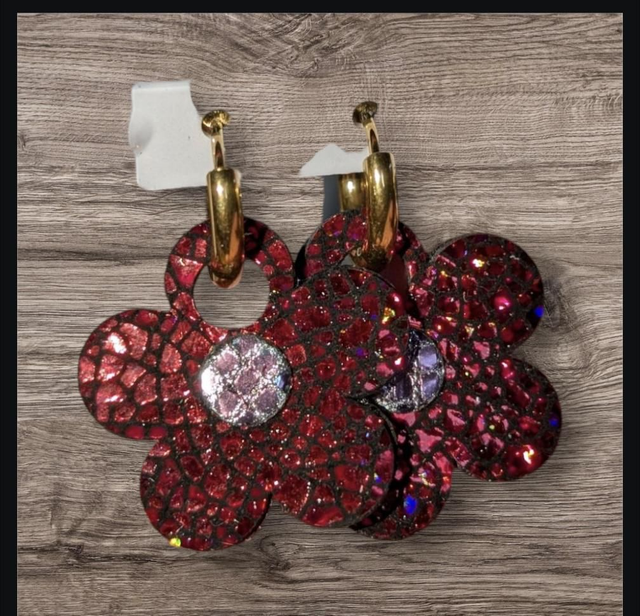 Créoles et ses pâquerettes rouge brillantes 