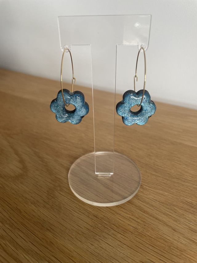 boucles d &#039;oreilles Créoles fleurs bleues
