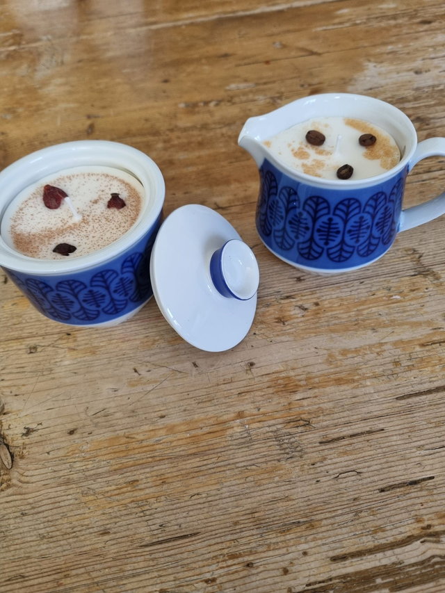 Kerzen in Milchkännchen und Zuckertopf mit Deckel - Unikate