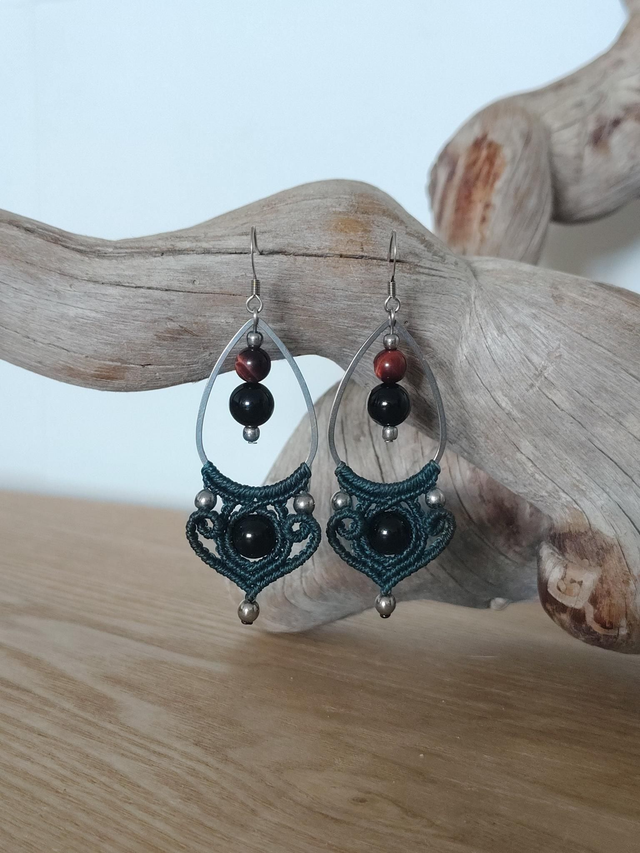 Boucles d'oreilles goutte en macramé et pierres fines