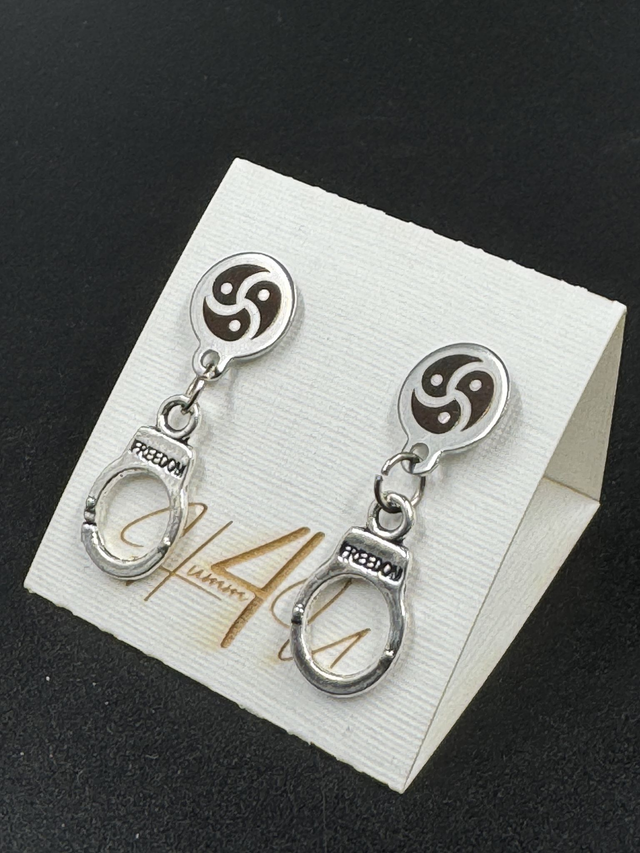 Set Oorstekers van RVS met BDSM symbool en handboei