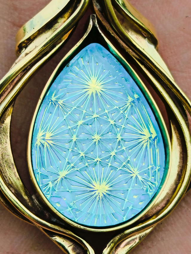 Pendentif Talisman « Christ'al » – Laiton Doré & Cristal Turquoise