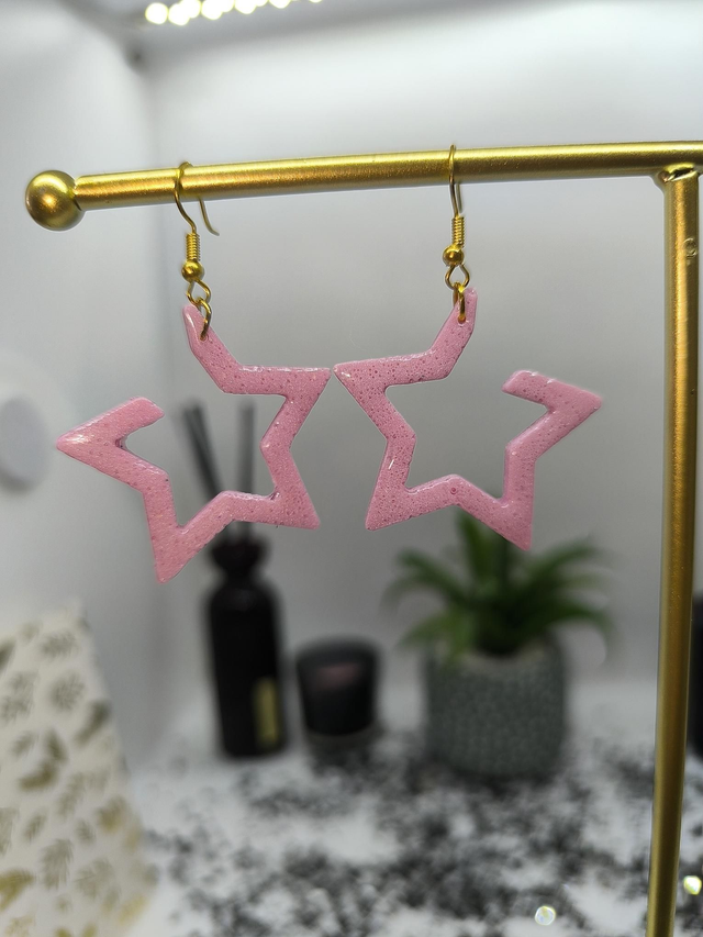 Boucles d'oreilles étoile rose nacré effet perforé 