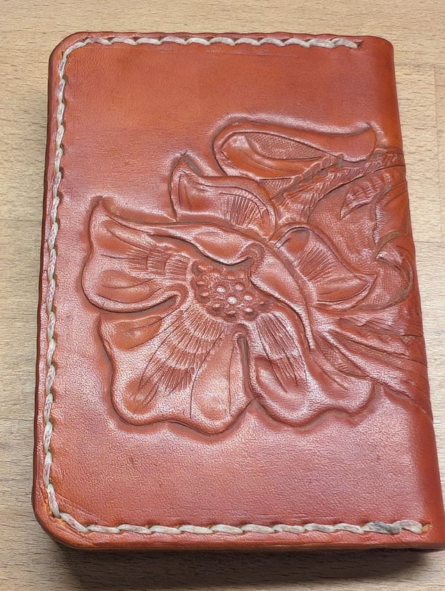 Porte carte 4 emplacements en cuir repoussé.