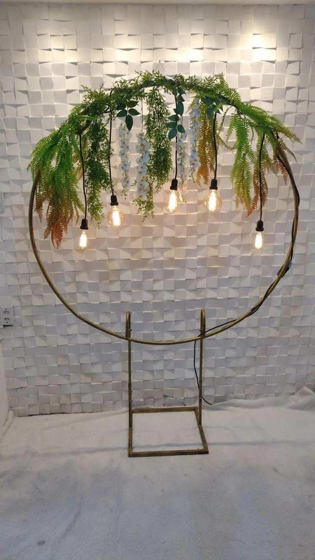 PAINEL COM LÂMPADAS E FOLHAGENS - LOCAÇÃO