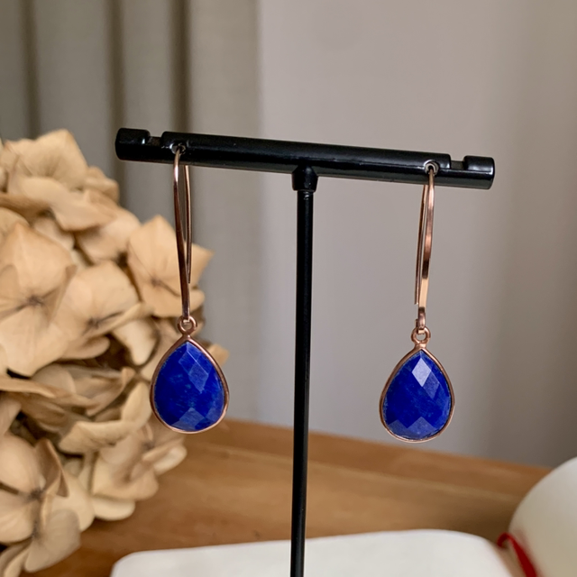 Boucles d’oreilles dorées à l’or rose, habillées de Lapis Lazulis naturels 