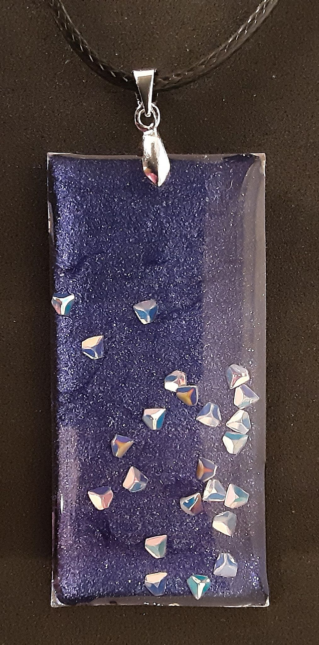 Pendentif grand rectangle collection Mouna paillette fond violet nacré et inclusion irisée