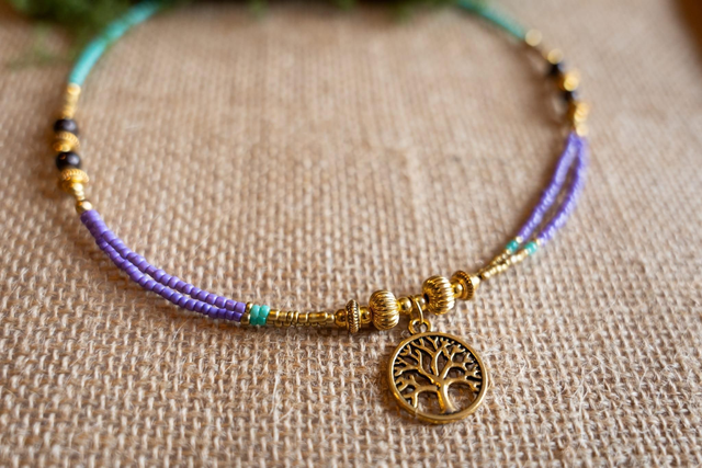 Collier tout en couleur en perles de rocaille et pendentif Arbre de vie 
