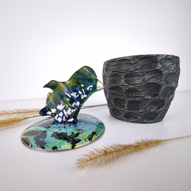 Boîte "Éclosion" en frêne chapeauté de son couvercle en émail sur cuivre