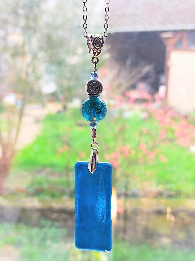 Pendentif en verre bleu denim et chaîne couleur argent.