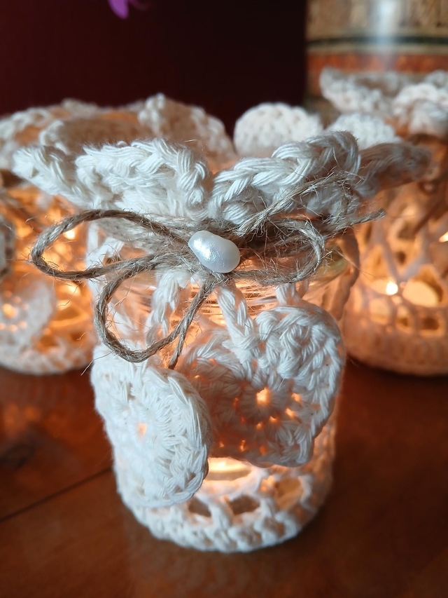 Photophore en verre habillé au crochet et breloques – décoration artisanale bohème chic