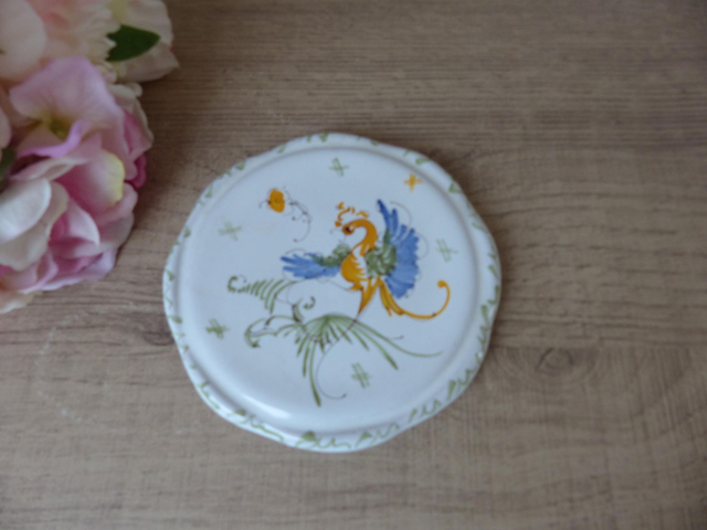 Dessous de Plat en Faïence de Moustiers Signé J.Mathieu – Motif Héron Peint à la Main, Élégance Artisanale Française Vintage