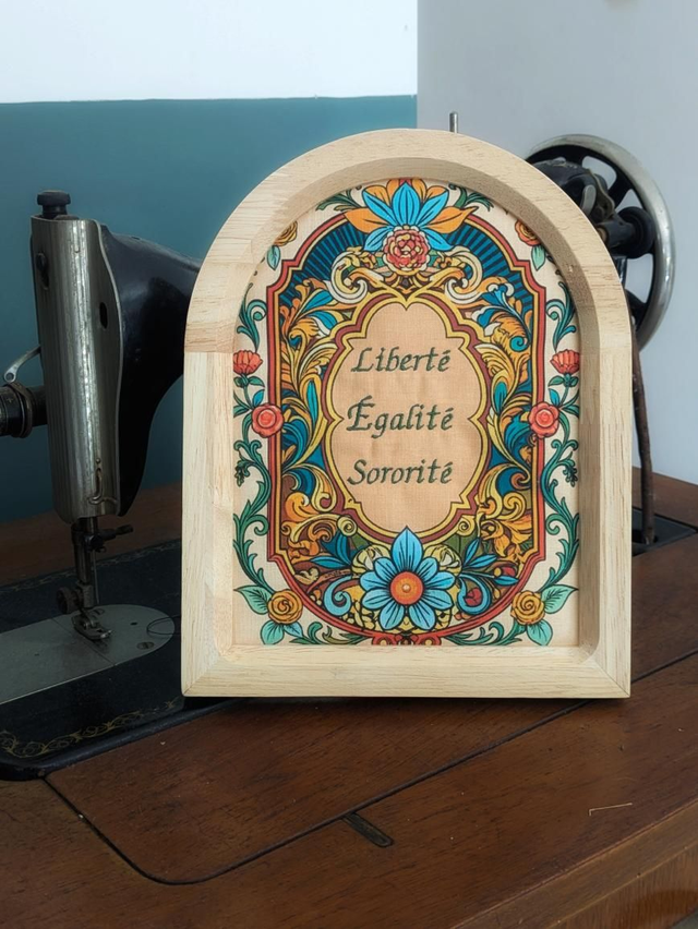 Cadre bois et tissu " liberté, égalité, sororité"