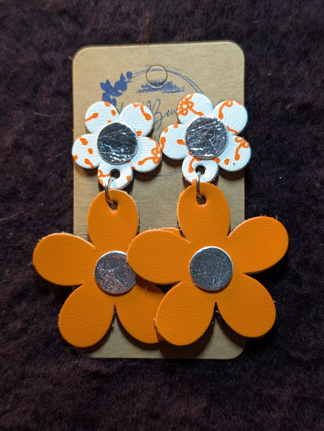 Boucles d'oreilles marguerite orange m009