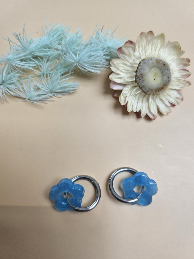 Boucles d&#039;oreilles en résine - Fleurs bleues