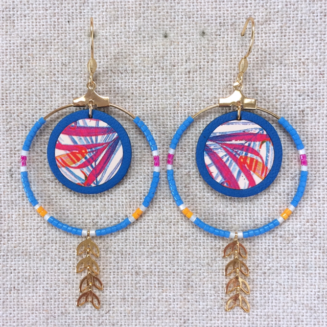 Boucles d’oreilles créoles cintres plaquées or, cuir imprimé végétation bleu, fuchsia, safran et perles Miyuki assorties