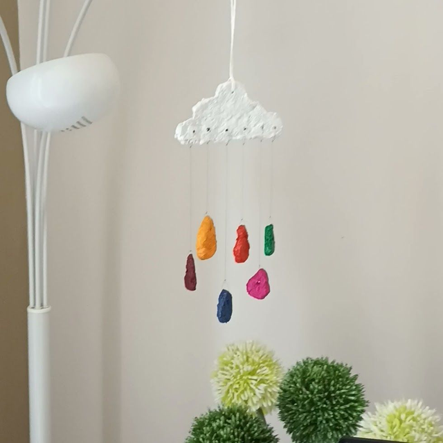MOBILE PETIT NUAGE AVEC GOUTTES D'EAU , en papier mâché, fait main, décoration ou cadeau unique, 28 cm de hauteur total