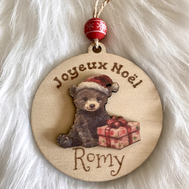 Boule de Noël personnalisée "Joyeux Noël" – Ourson en relief avec cadeau + prénom enfant