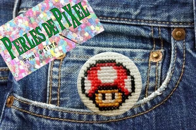 Champignon rouge Mari0 Badge ou porte clé brodé à la main pixel art