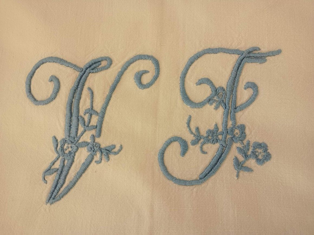 Monogramme VF brodé en bleu avec triple jour bleu