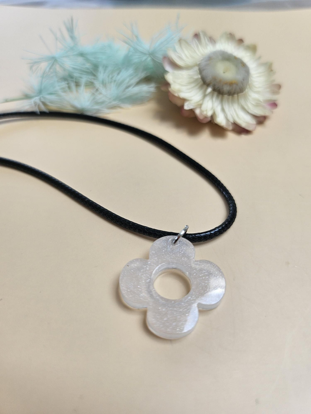 Pendentif en résine - Petite fleur blanche