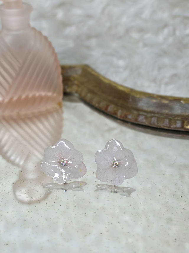 Les délicates doubles avec strass