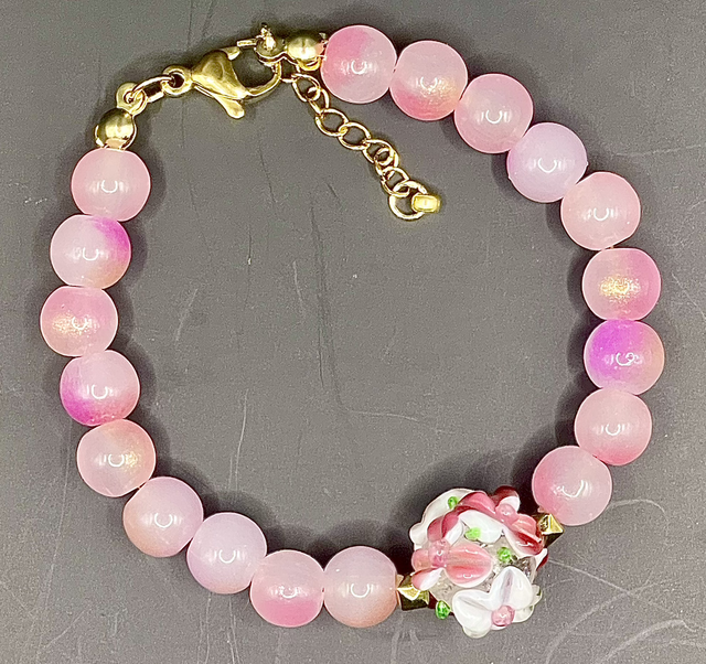 B001 - Bracelet perles verre roses perle centrale verre sculptée