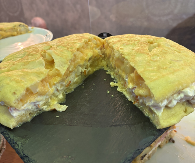 TORTILLA CON ATÚN Y SALSA ROSA