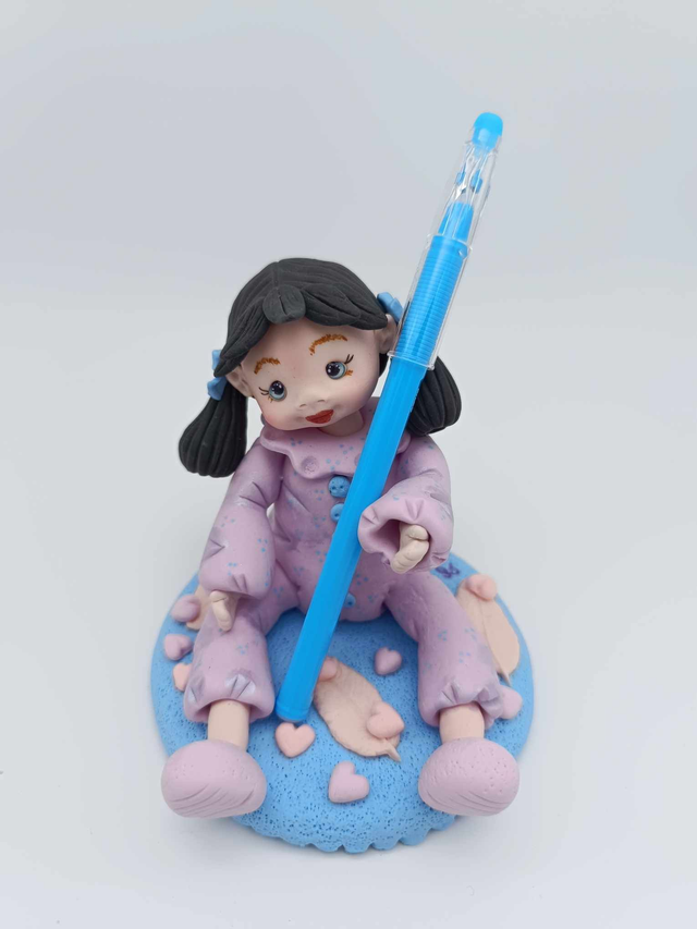 Fillette en porcelaine froide porte-stylo